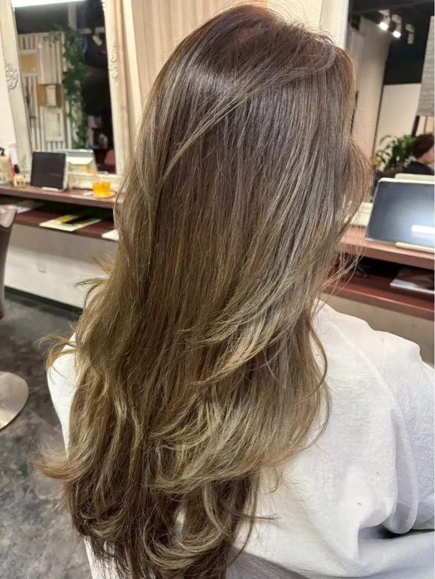 ロング 顔周りカット レイヤーカット カット 脇部 亜梨沙のヘアスタイル