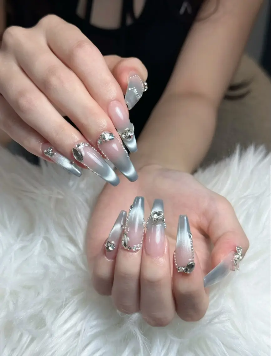 ネイル フレンチネイル ジェルネイル キラキラネイル 韓国ネイル マグネットネイル Julli NailStudioのネイルデザイン
