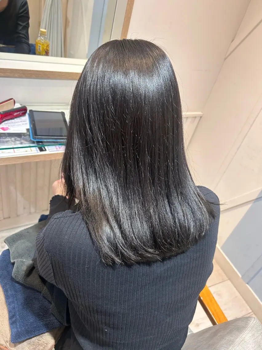 セミロング カラー 黒髪 パープルカラー パープルブラック カット ヘアカラー トリートメント 大川 夏実のヘアスタイル