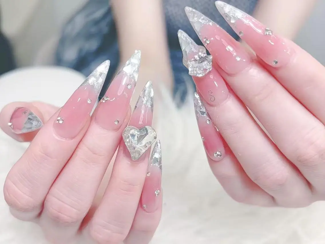 ネイル 長さ出し キラキラネイル 韓国ネイル ロングネイル マグネットネイル ハンドネイル ハンドケア Yuki🌸 nailのネイルデザイン