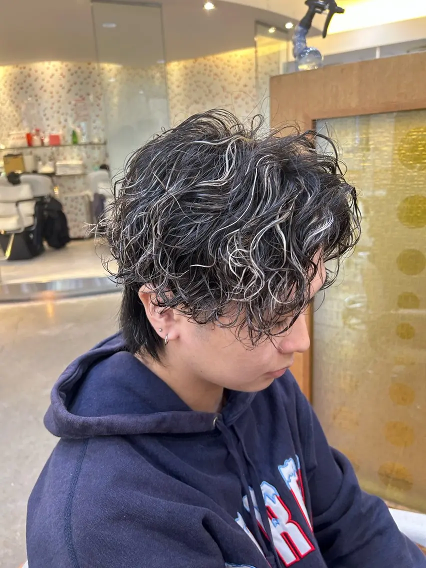 カラー パーマ メンズ メンズハイライト メンズメッシュ メンズパーマ ハイライトカラー メッシュ TUM🔥フェード/ メンズパーマのヘアスタイル