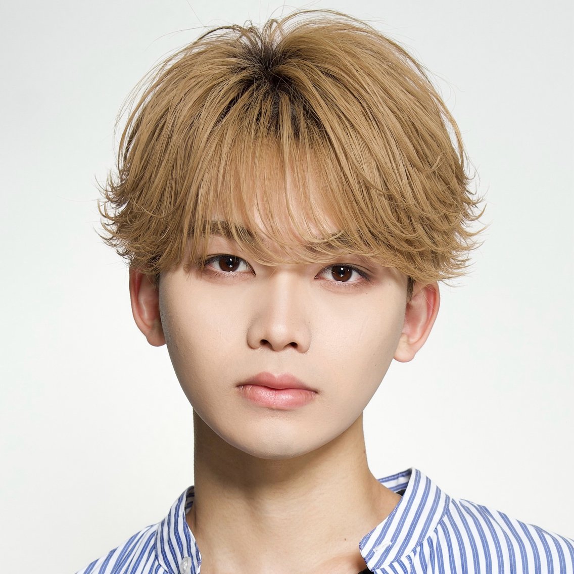 ショート パーマ ヘアアレンジ メンズ メンズハイトーン レイヤーカット 柴﨑 悠利 天神 メンズカットのヘアスタイル