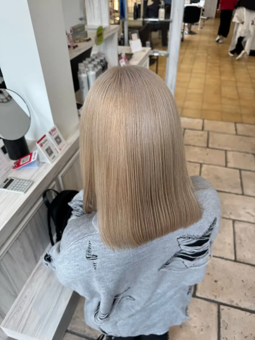ミディアム カラー ベージュカラー ホワイトベージュ Yamaoka Mikuのヘアスタイル