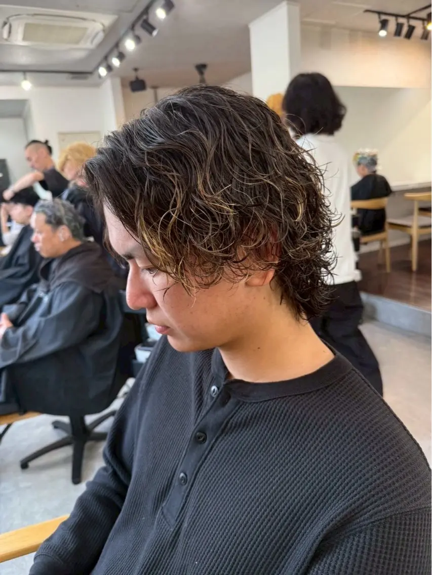 ショート パーマ メンズ センターパート フェードカット マッシュ メンズパーマ スペインカール 宮下 遼太のヘアスタイル