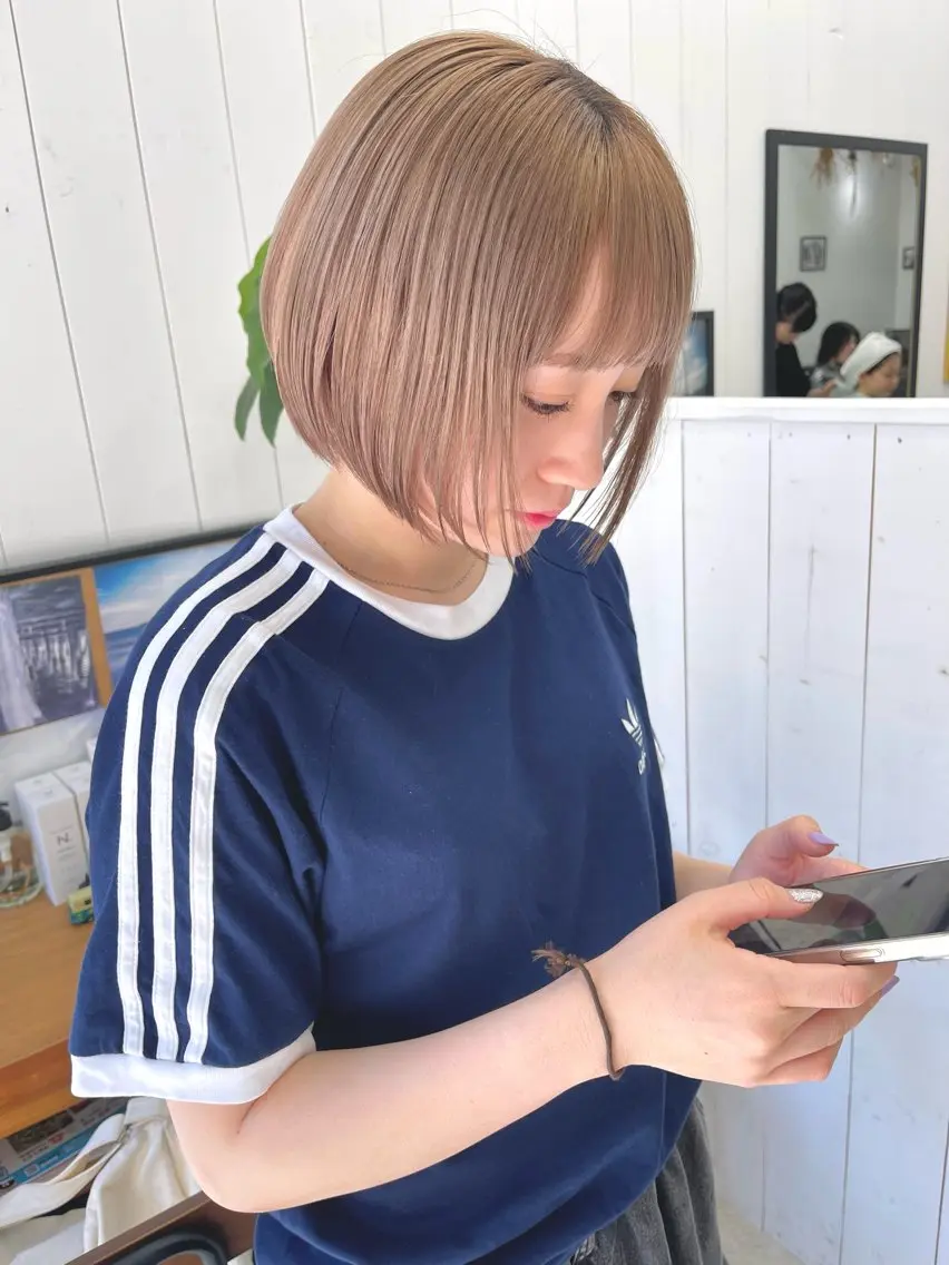 ショート カラー ベージュカラー ブリーチ ハイトーンカラー ミルクティーベージュ カット ヘアカラー 📍葛西りんたろう/ ENVのヘアスタイル