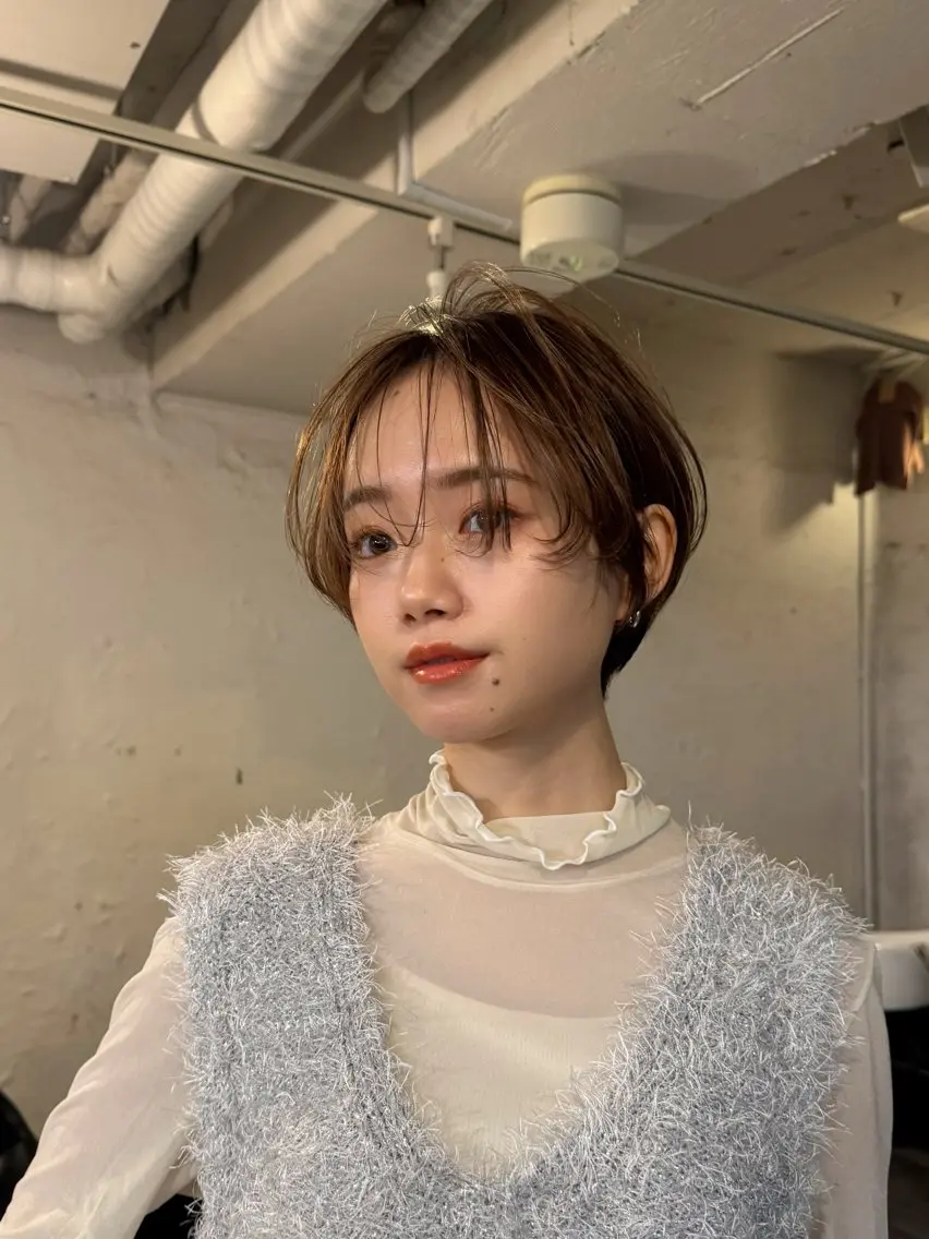 ショート カット ヘアカラー 顔まわりレイヤー 透明感カラー🩵🩵のヘアスタイル