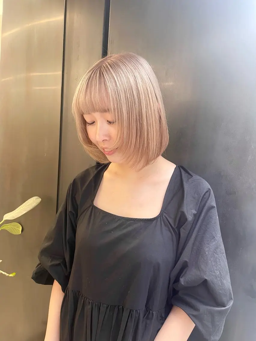 ショート カラー ベージュカラー ブリーチ ハイトーンカラー ホワイトベージュ ボブ ヘアカラー トリートメント カット・ブリーチ TAIGAのヘアスタイル