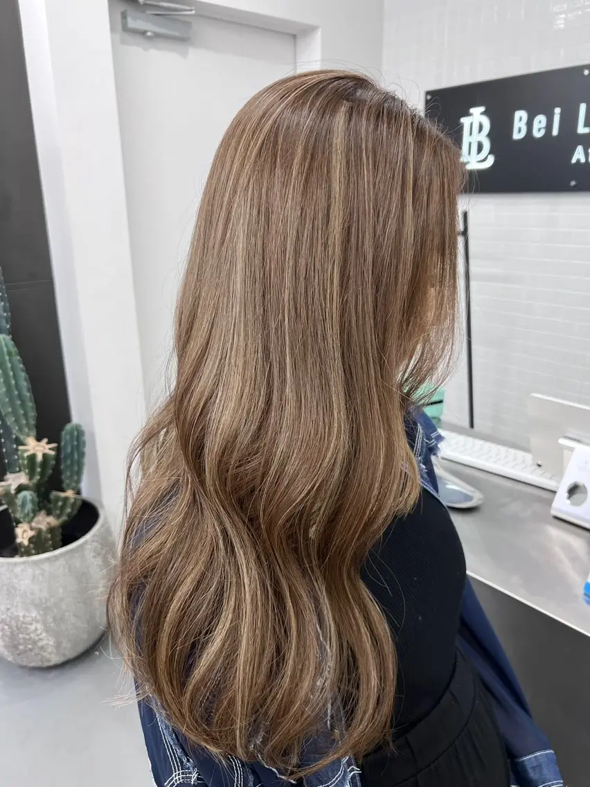 セミロング ハイライト ヘアカラー トリートメント ベイリコルド　アトリ 店長　宮城一真のヘアスタイル
