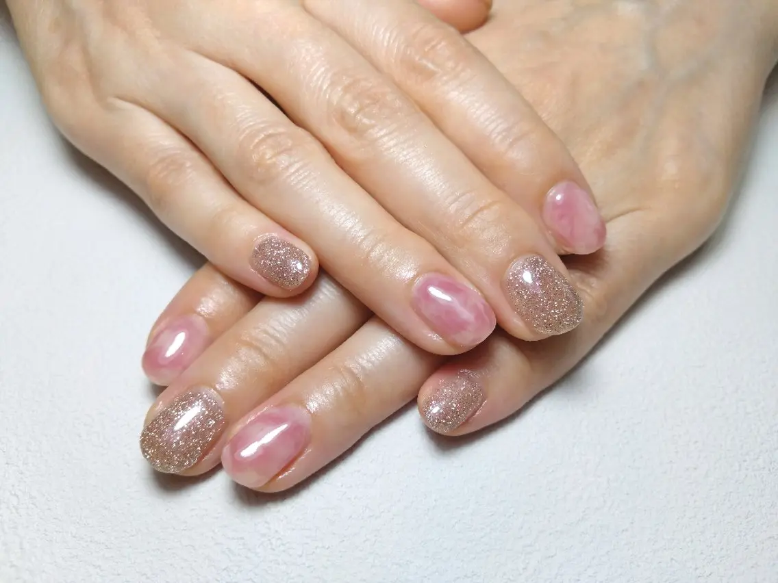 ネイル ラメ(グリッター) ニュアンスネイル ピンク Calico Nailのネイルデザイン