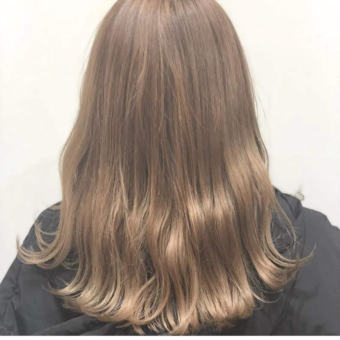 セミロング カラー ベージュカラー ブリーチ 大石 陽菜のヘアスタイル