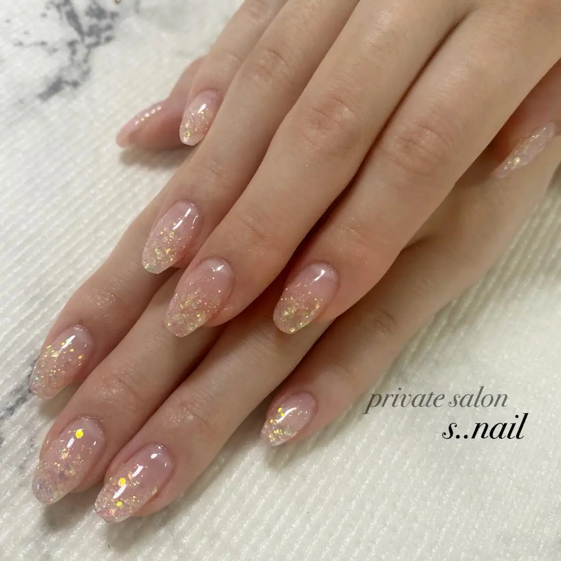 ネイル オーロラネイル ラメ(グリッター) ピンク ホワイト ハンドネイル フットネイル s..nail / MORITAのネイルデザイン