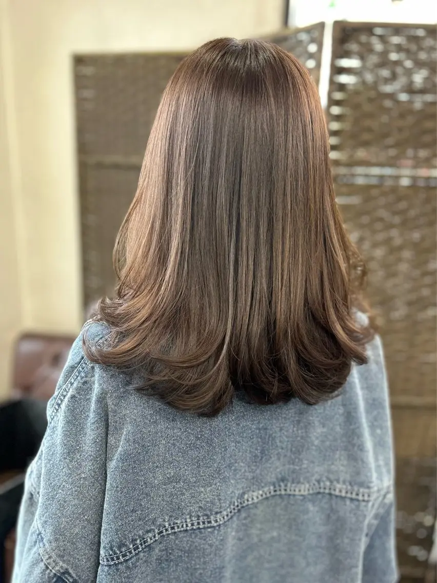 ミディアム カラー ミディアムレイヤー アッシュ ベージュカラー 透明感カラー レイヤーカット カット ヘアカラー トリートメント 沢田 瞳のヘアスタイル