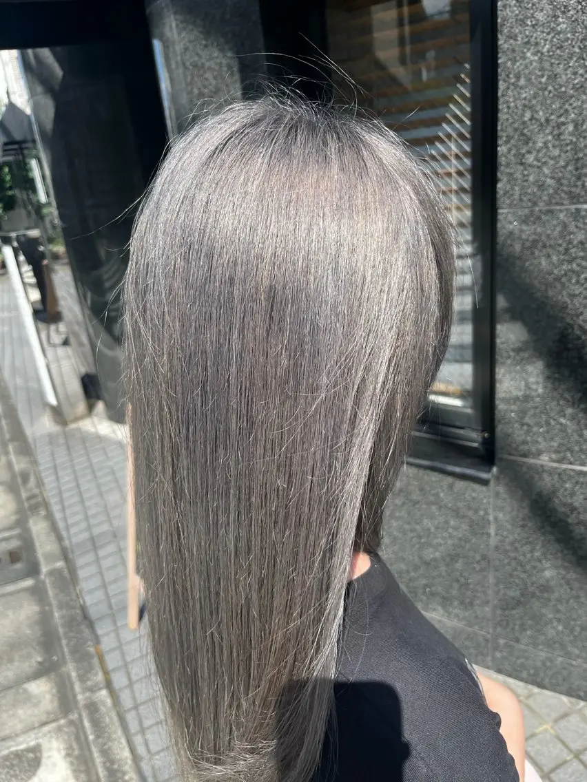 ロング カラー 透明感カラー グレージュ シルバー ヘアカラー 本田 誠也のヘアスタイル