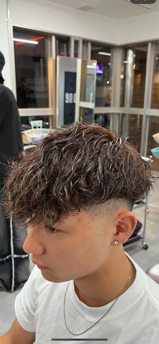 カラー ヘアカラー メンズハイトーン 北斗💍レイヤーのヘアスタイル