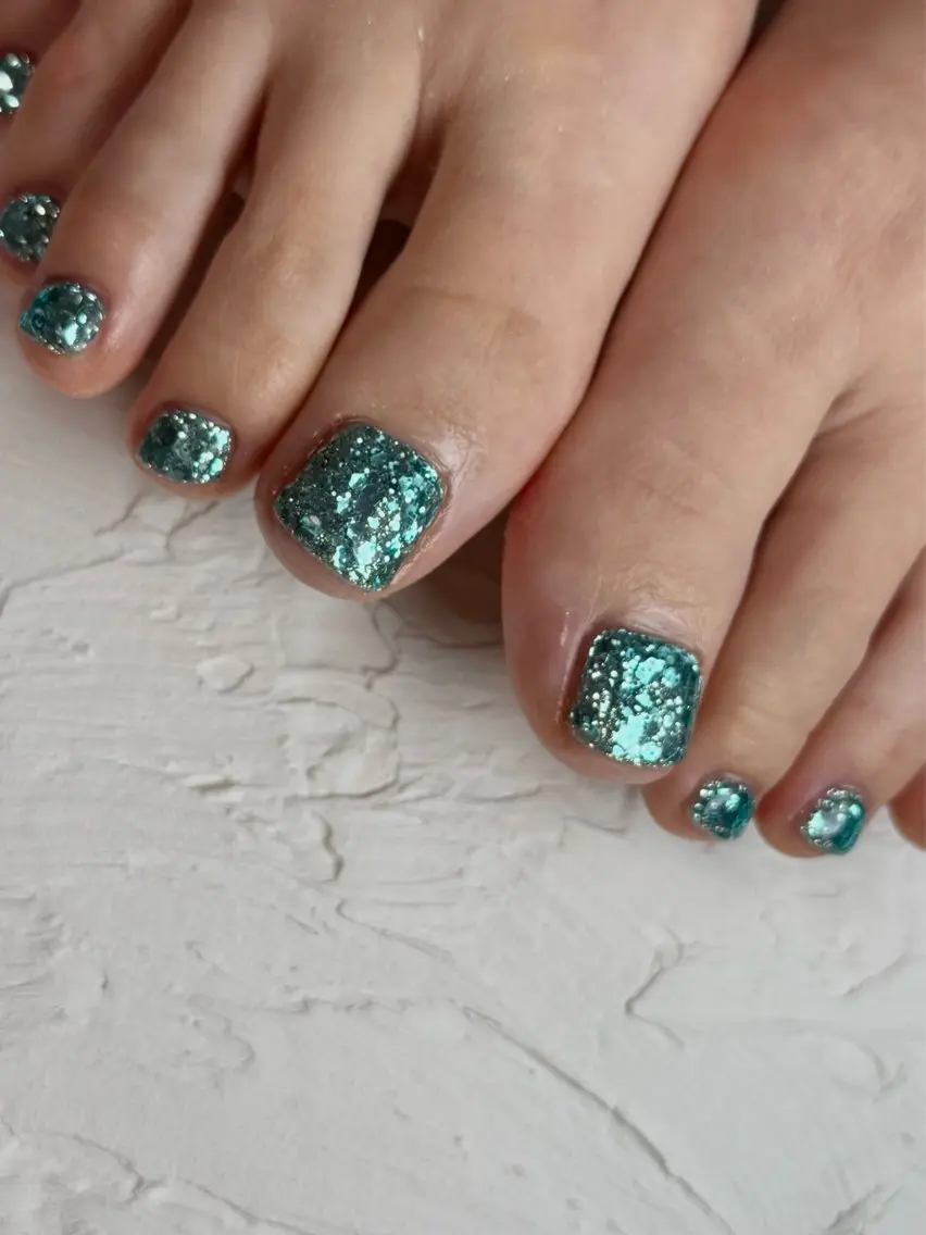 ネイル フットネイル ホログラムネイル 夏ネイル フットネイル ✾ NailRoom Latina🌻💓のネイルデザイン