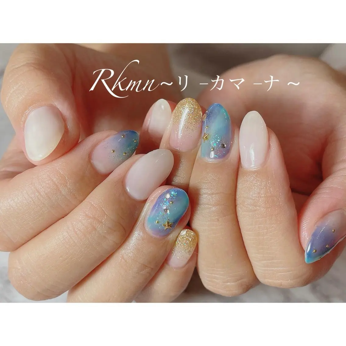 ネイル アートネイル ブルー ゴールド 春ネイル ホワイト ハンドネイル フットネイル ハンドケア Rkmn ~リ-カマ-ナ~のネイルデザイン
