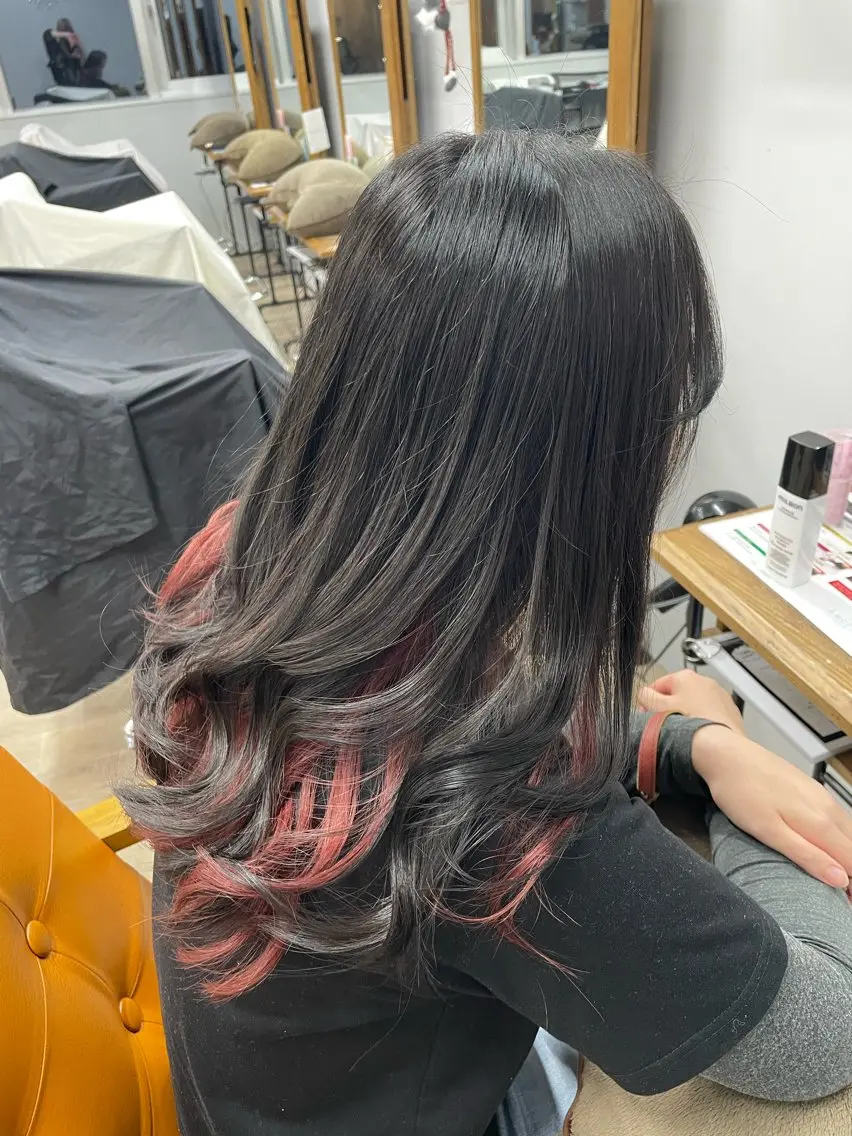 ロング カラー インナーカラー レッドカラー COCO .のヘアスタイル