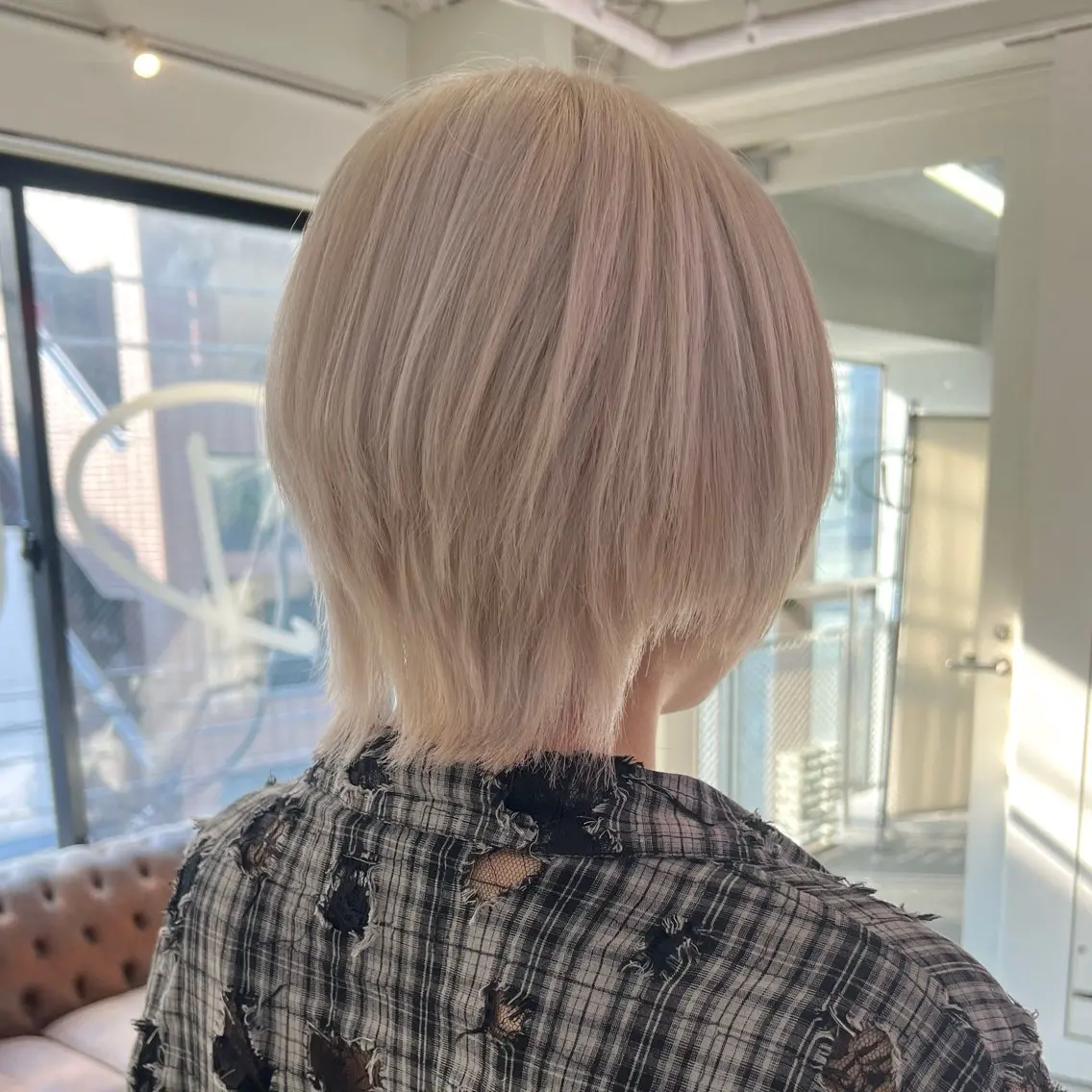 ショート カラー パーマ ヘアアレンジ メンズ カット ヘアカラー 🧨ブリーチー×ボブ レイヤー💎じゅえるのヘアスタイル