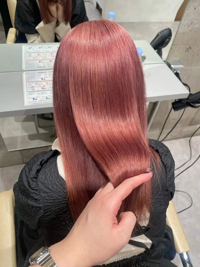 ロング カラー ベージュカラー ブリーチ ミルクティーベージュ ピンクカラー mina🪐立川駅/ 無料ショートカットのヘアスタイル
