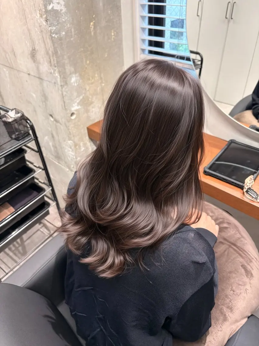 ロング カラー グレイカラー🩶 藤田彩花のヘアスタイル