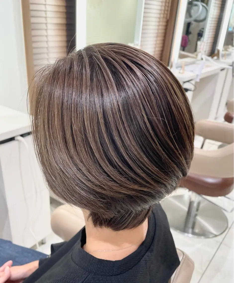 ショート カラー ハイライトカラー ハイライト カット ヘアカラー 清藤綾/脱白髪染め 白髪ぼかしハイライトのヘアスタイル