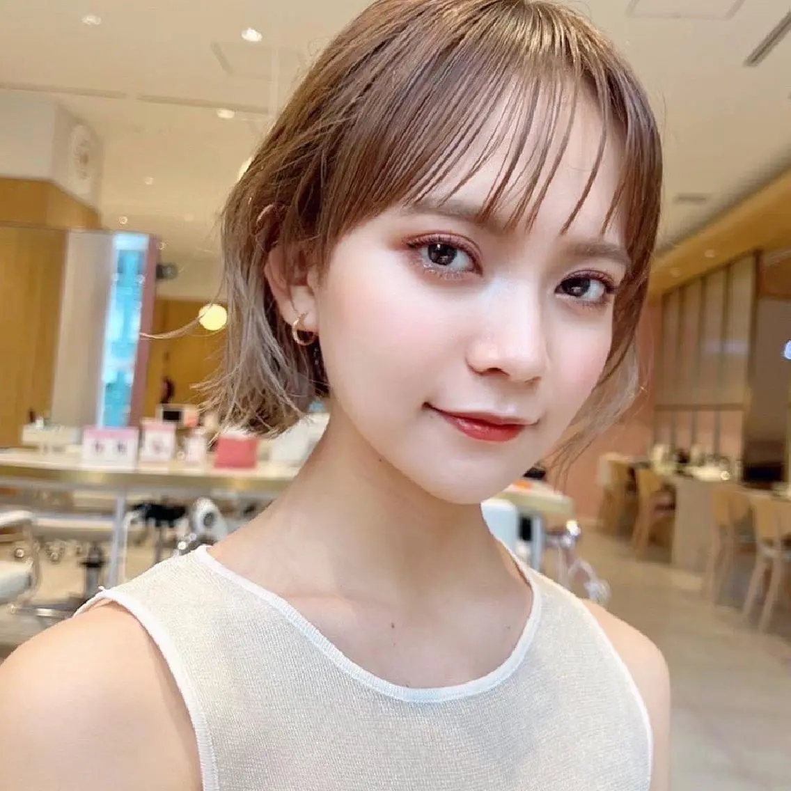 ショート カラー 切りっぱなしボブ 前下がりボブ ブリーチ グレージュ イルミナカラー カット ヘアカラー トリートメント レイヤー専門家 ダブルカラー修のヘアスタイル