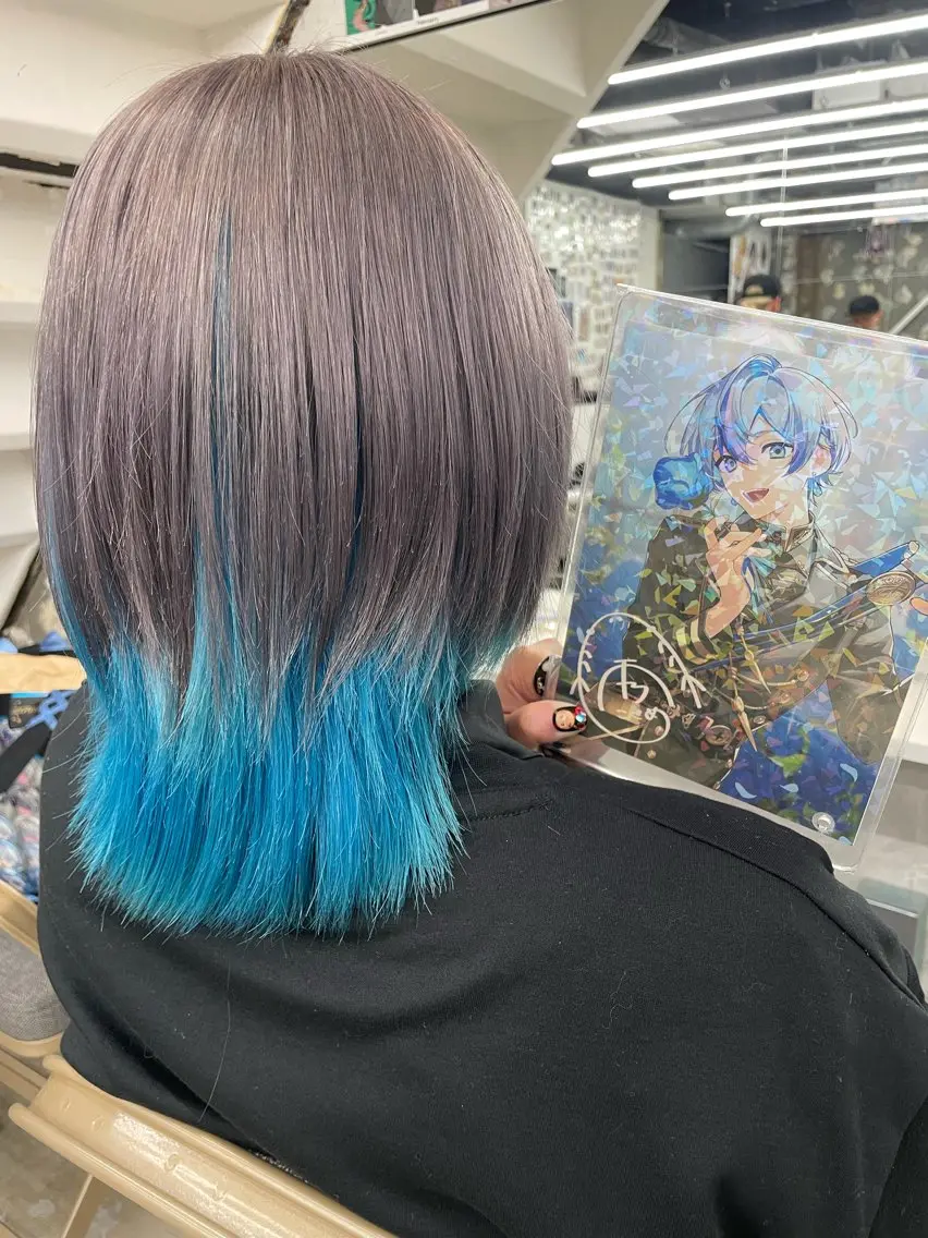 ミディアム カラー シルバー ヘアカラー トリートメント インナーカラー 推し ブリーチ  髪質改善のヘアスタイル