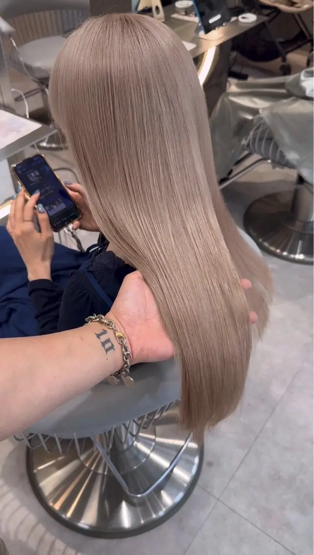 ロング カラー ヘアカラー トリートメント Lond Le'a /ハイトーンカラーのヘアスタイル
