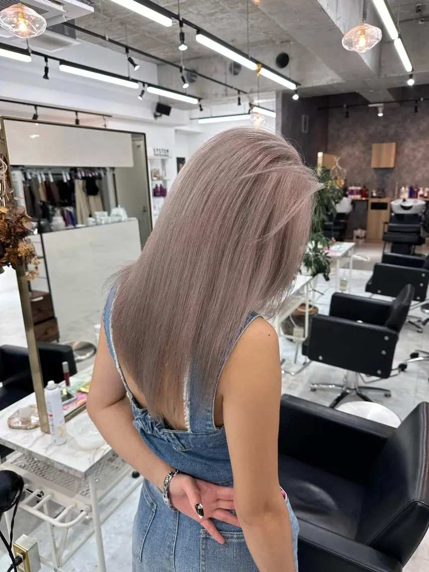 カラー ベージュカラー ヘアカラー トリートメント 💎艶々ハイトーン MOE💍🤍のヘアスタイル
