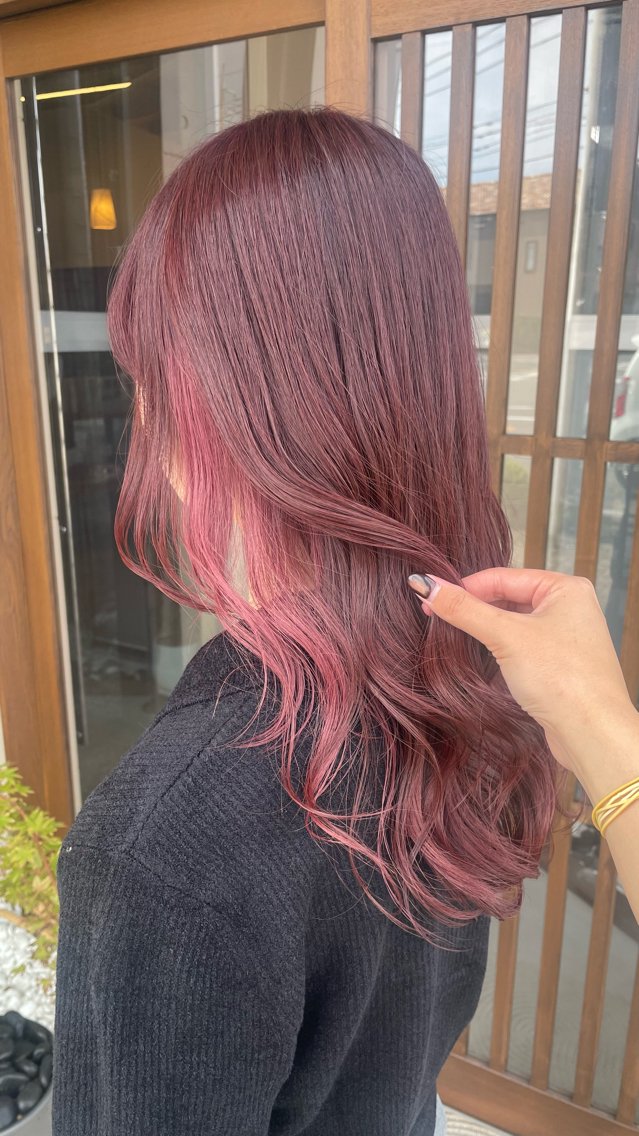 ロング カラー ボルドーカラー デザインカラー インナーカラー ピンクカラー ヘアカラー 進藤 来実のヘアスタイル