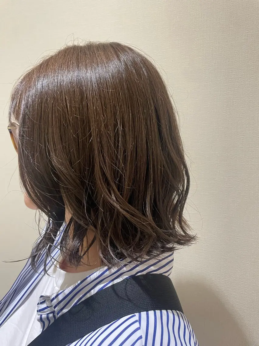 ミディアム カラー ベージュカラー 曻地 彩乃のヘアスタイル