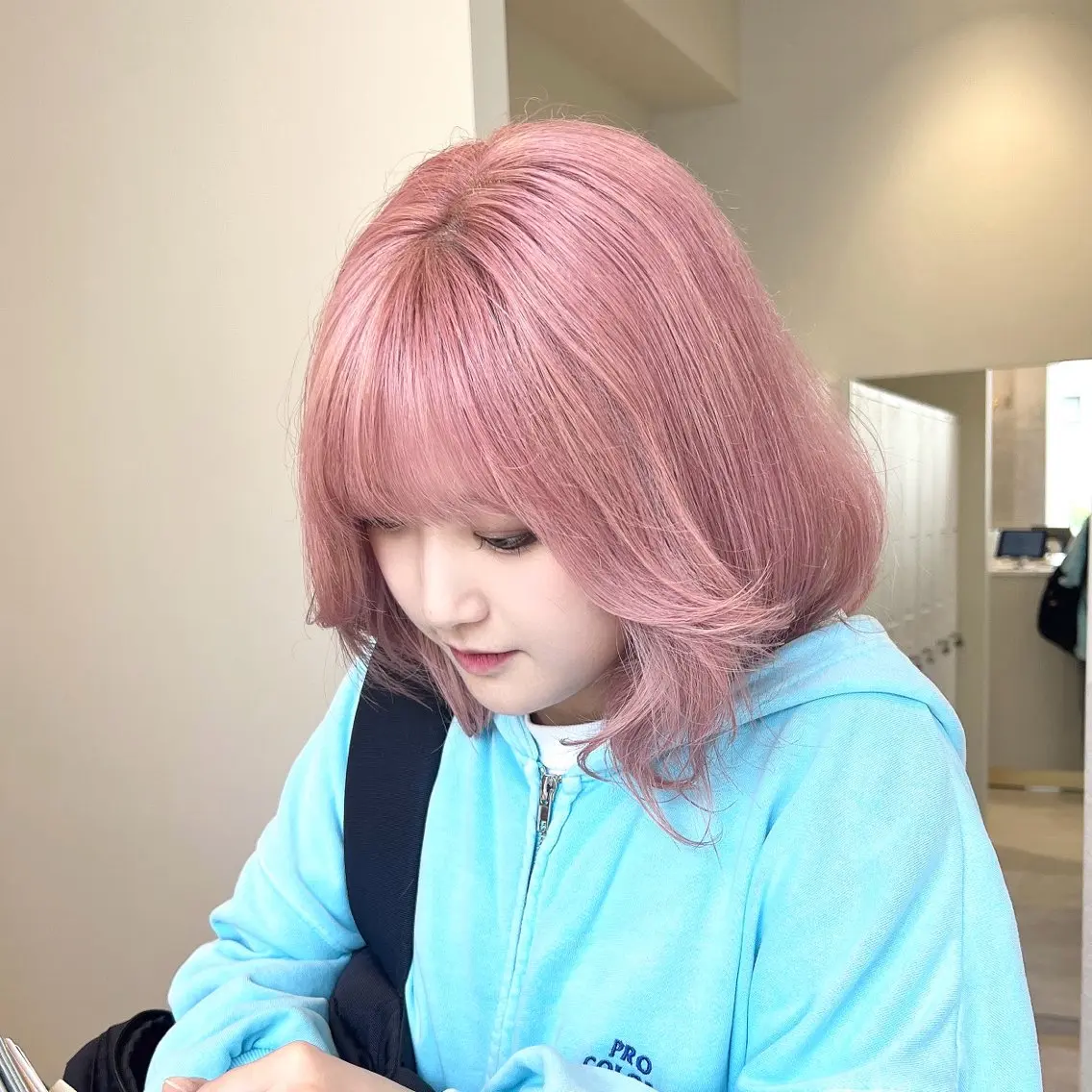 ミディアム カラー ヘアカラー 🩵ブリーチカラー MIORI🩵のヘアスタイル