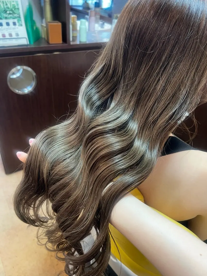 ロング カラー ヘアアレンジ ベージュカラー ブリーチ ケアブリーチ 透明感カラー グレージュ ヘアカラー トリートメント bh.maara デザイン／ハイトーンのヘアスタイル