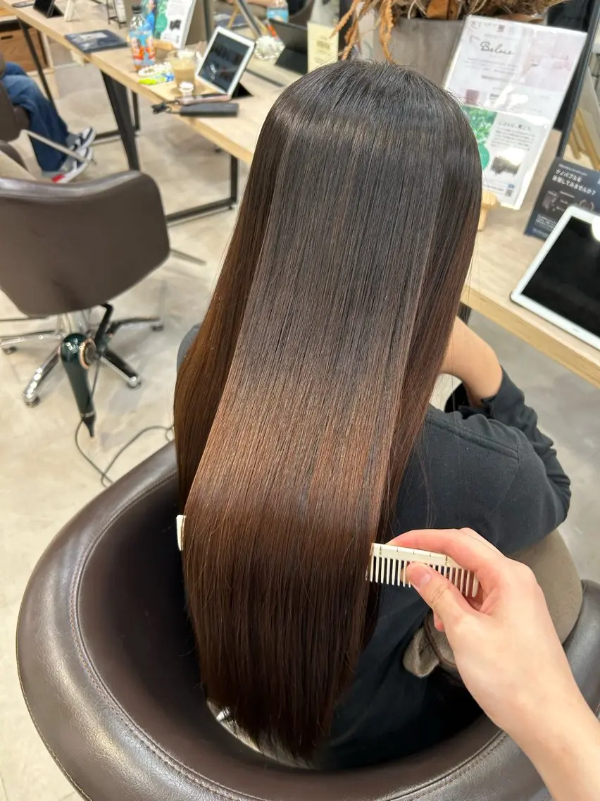 ロング 縮毛矯正 光を纏うツヤ感ロング Natsuki🤍のヘアスタイル