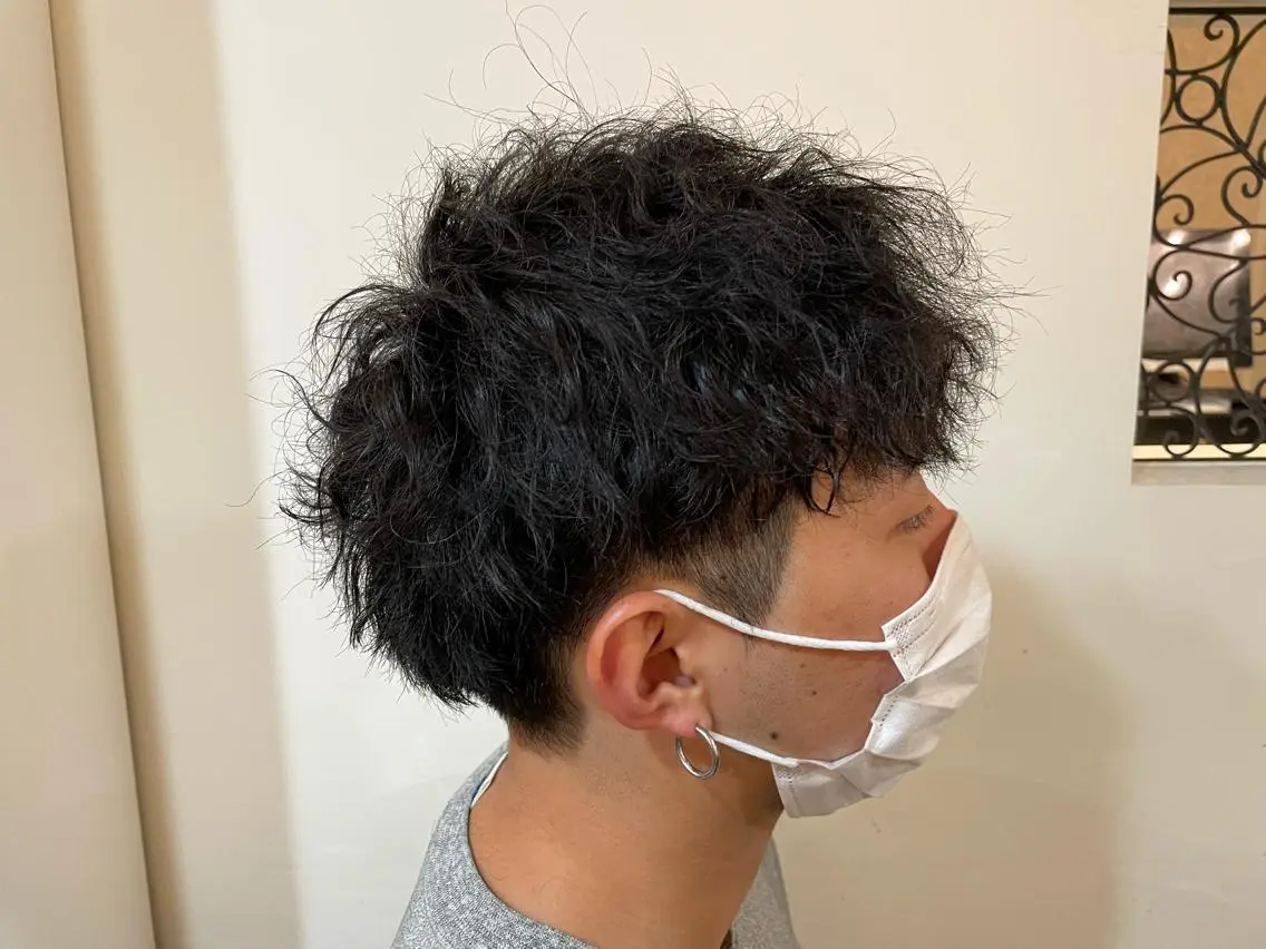ショート パーマ メンズ メンズパーマ 西宮ハイトーンカラー ひらり💜のヘアスタイル