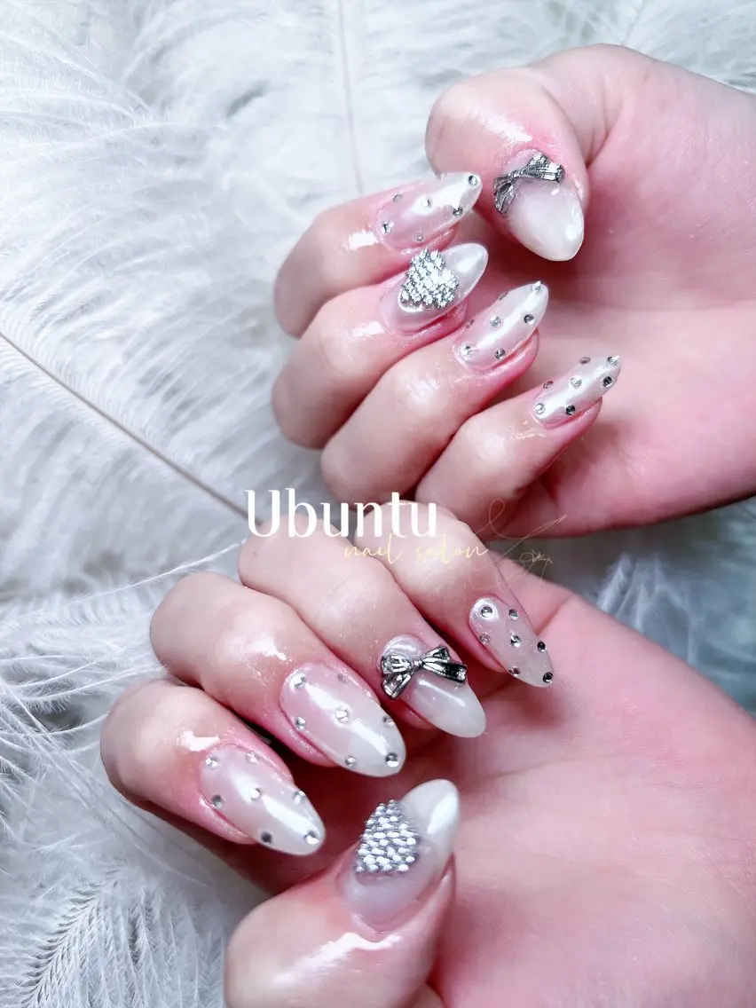 ネイル ミラーネイル ハンドネイル Ubuntu🎀 ネイルサロン✨のネイルデザイン