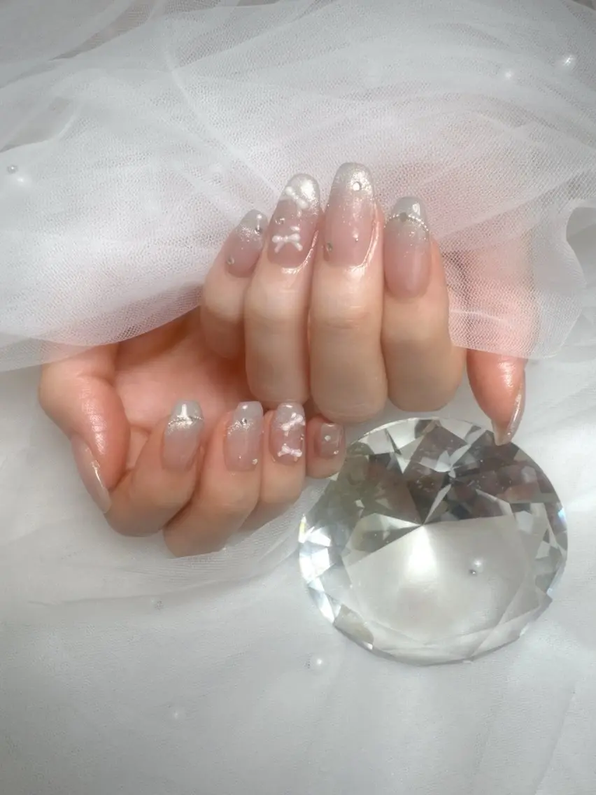 ネイル フットネイル フレンチネイル ガラスフレンチ キラキラネイル 持ち込み フットネイル Queeens nailのネイルデザイン