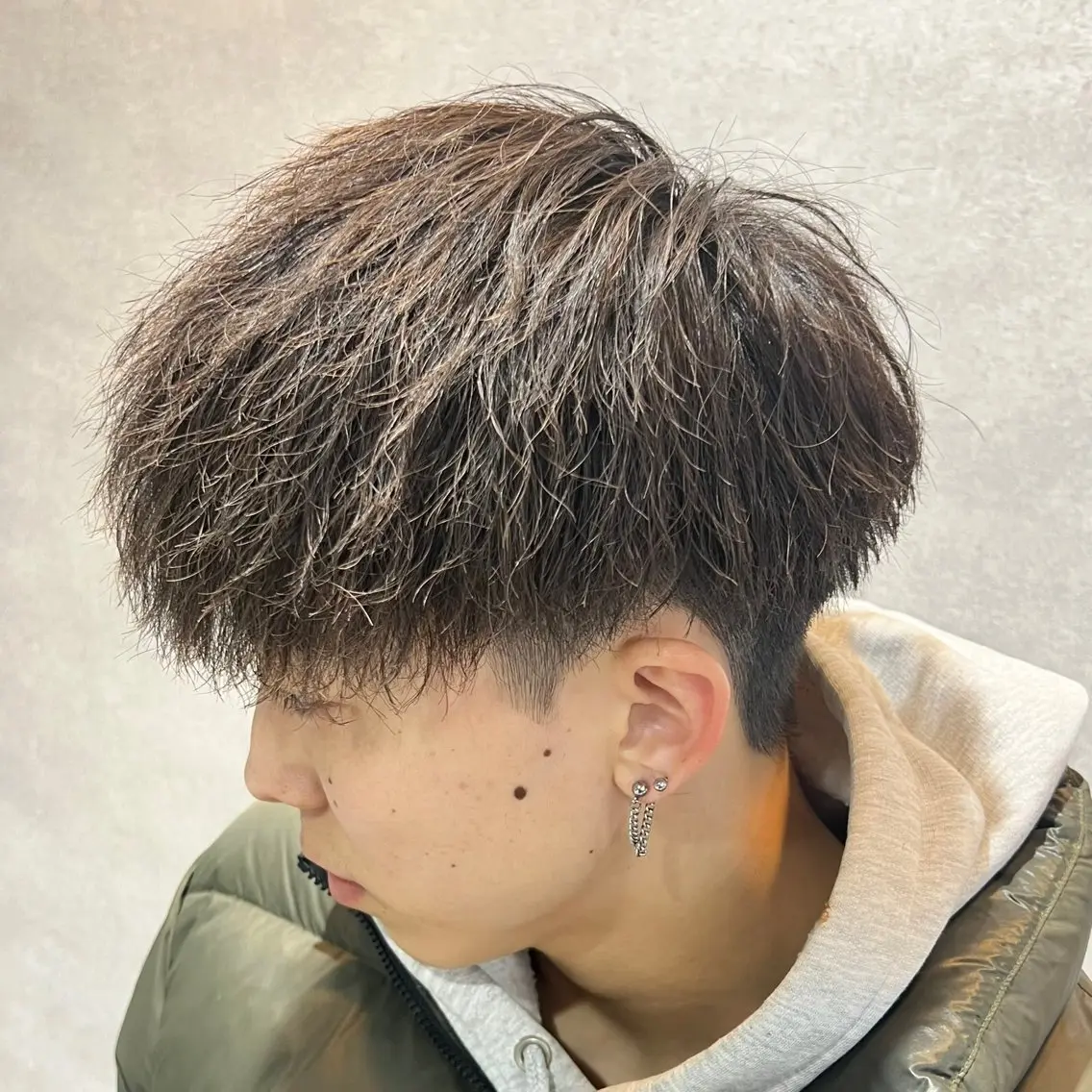 ショート カラー パーマ ヘアアレンジ メンズ センターパート メンズハイライト メンズメッシュ マッシュ メンズパーマ 仕上がり満足度No. 1🔥BLUCK🔥のヘアスタイル