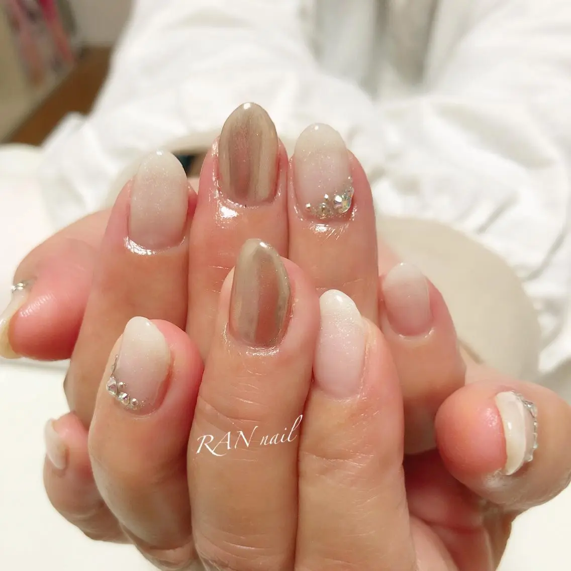 ネイル オーロラネイル ゴールド グラデーション キラキラネイル ラメ(グリッター) ハンドネイル フットネイル RAN nailのネイルデザイン