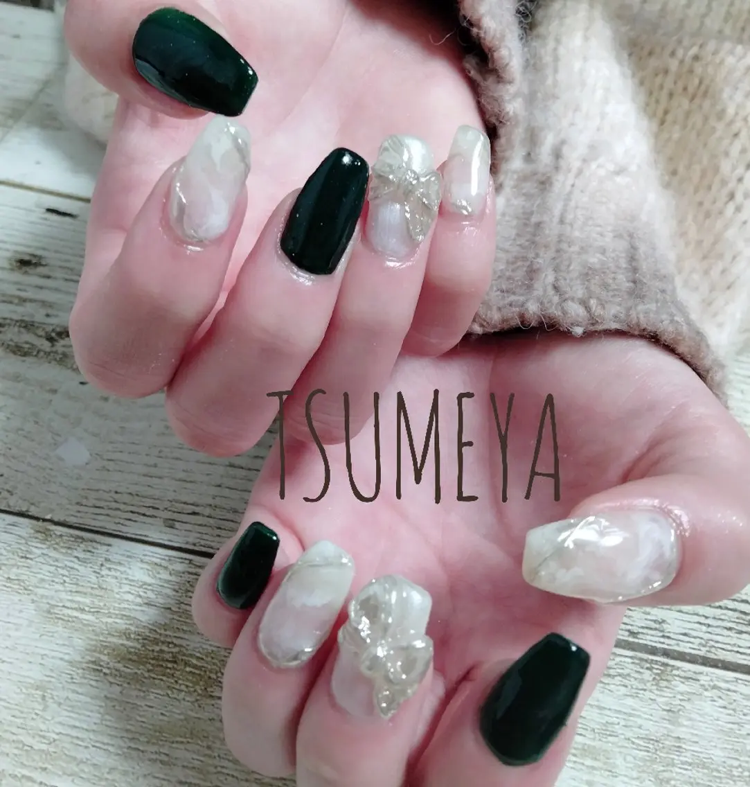 ネイル グリーン リボン 冬ネイル クリスマス ハンドネイル _TSUMEYA _のネイルデザイン