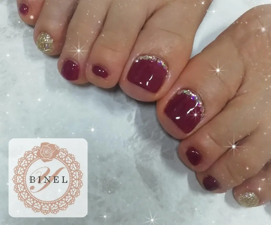 ネイル ボルドー フットネイル ラメ(グリッター) ワンカラーネイル フットネイル Nail Salon Y.BINELのネイルデザイン