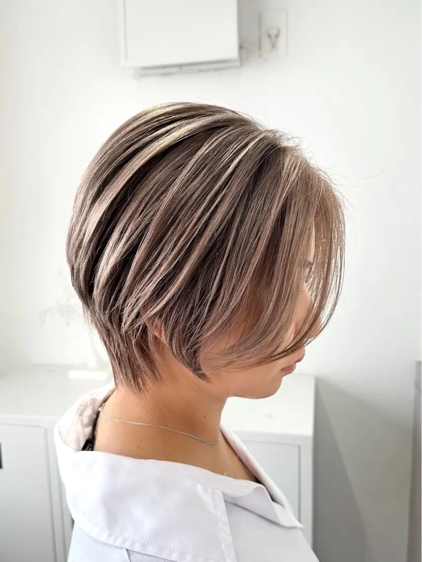 ショート カラー ハンサムショート グレージュ ショートヘア ショートのための 曲がる縮毛矯正のヘアスタイル