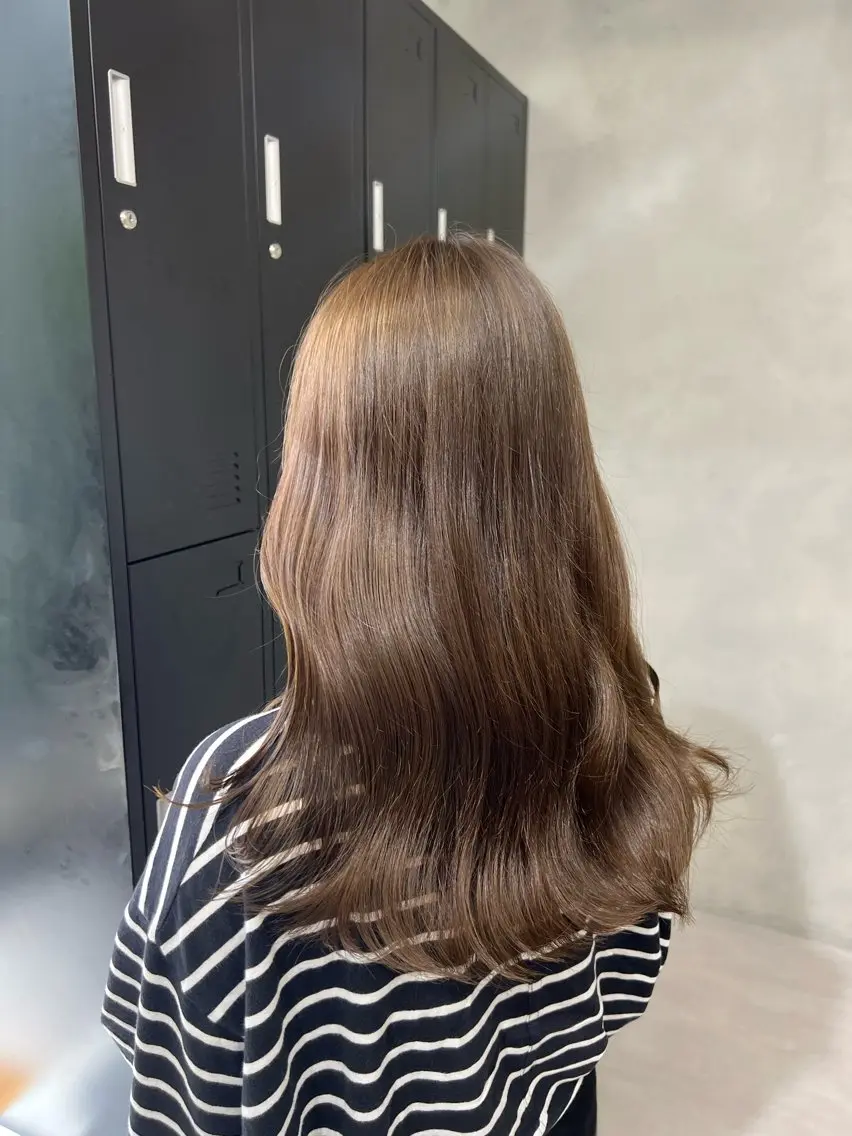 セミロング カラー グレージュ 小森聖奈 韓国風レイヤーカットのヘアスタイル
