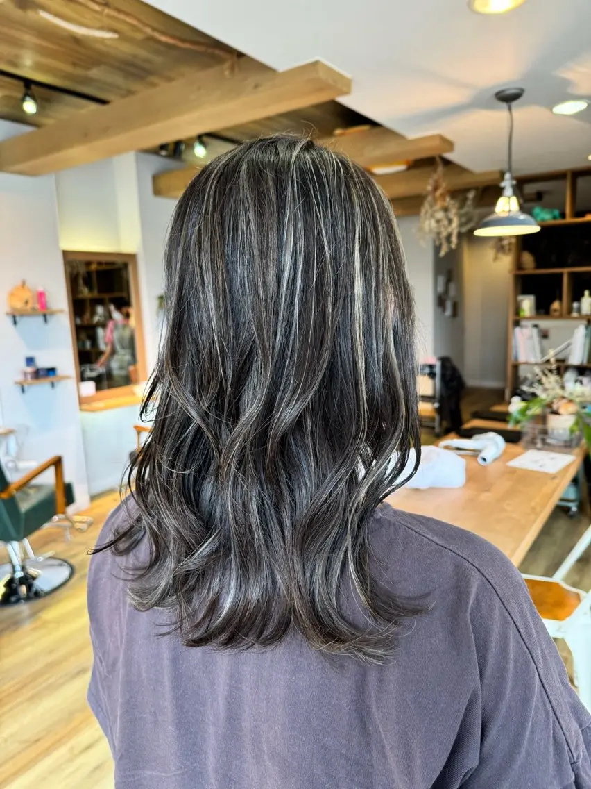 ロング カラー アッシュ アッシュグレー ハイライトカラー ハイライト ヘアカラー トリートメント ツキダテ ユイのヘアスタイル