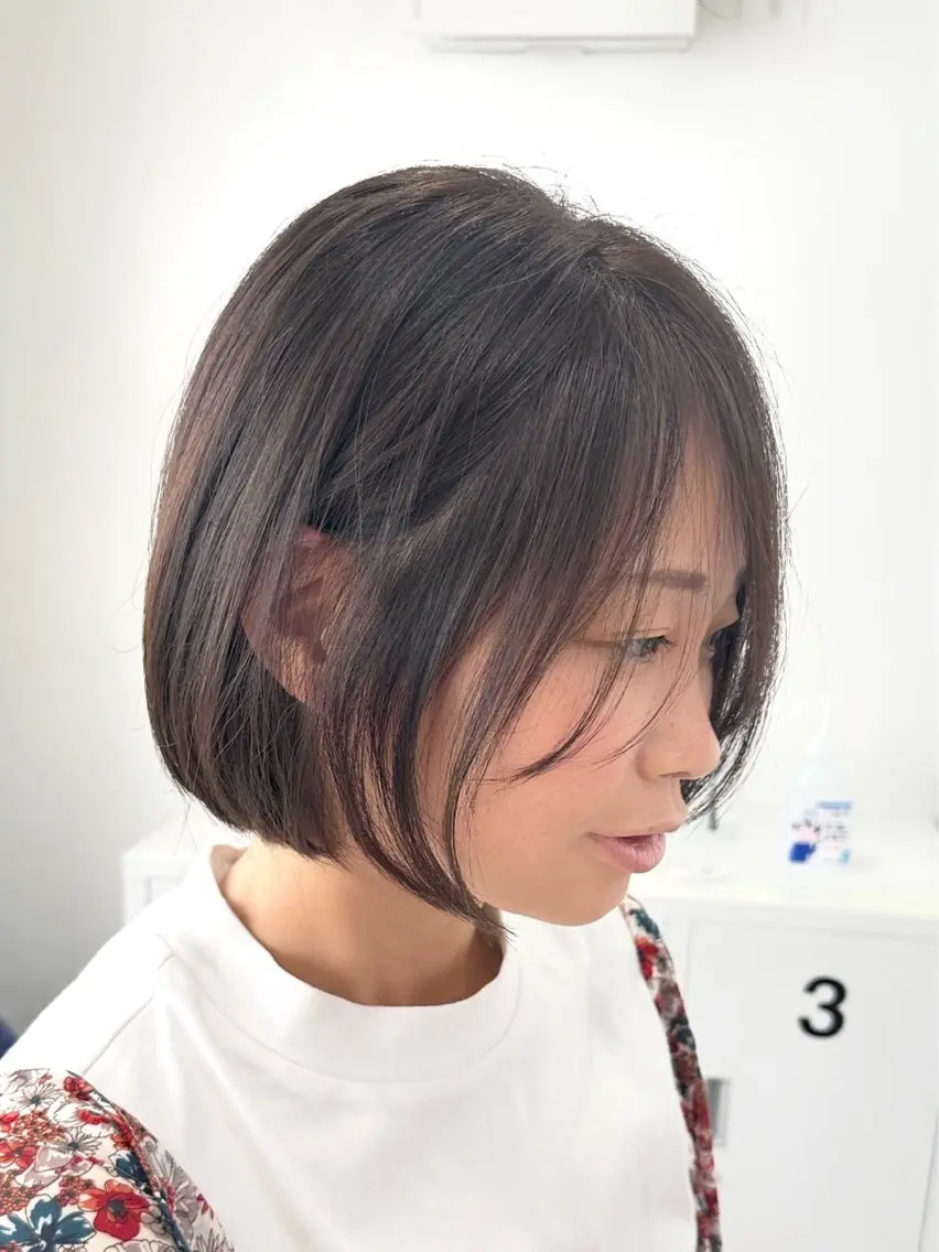 ショート カラー アッシュ 透明感カラー イルミナカラー ボブ シースルーバング ショートのための 曲がる縮毛矯正のヘアスタイル