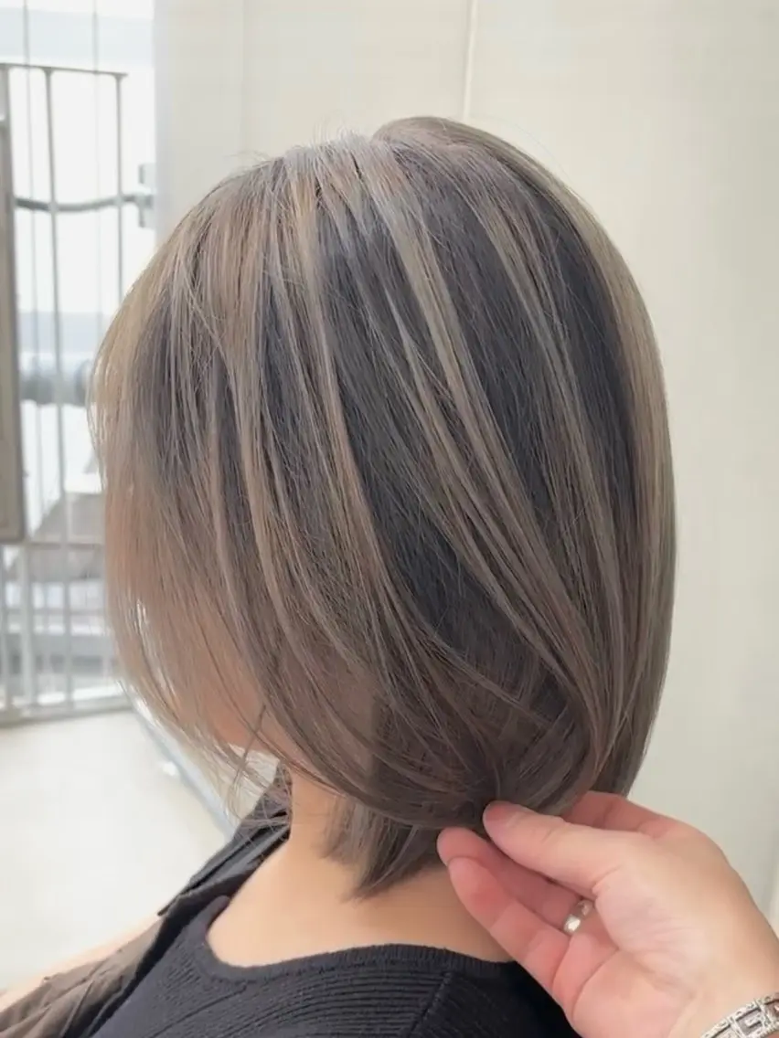 ショート ボブ レイヤーカット ショートヘア ヘアカラー トリートメント バレイヤージュ/ 小泉じょうのヘアスタイル
