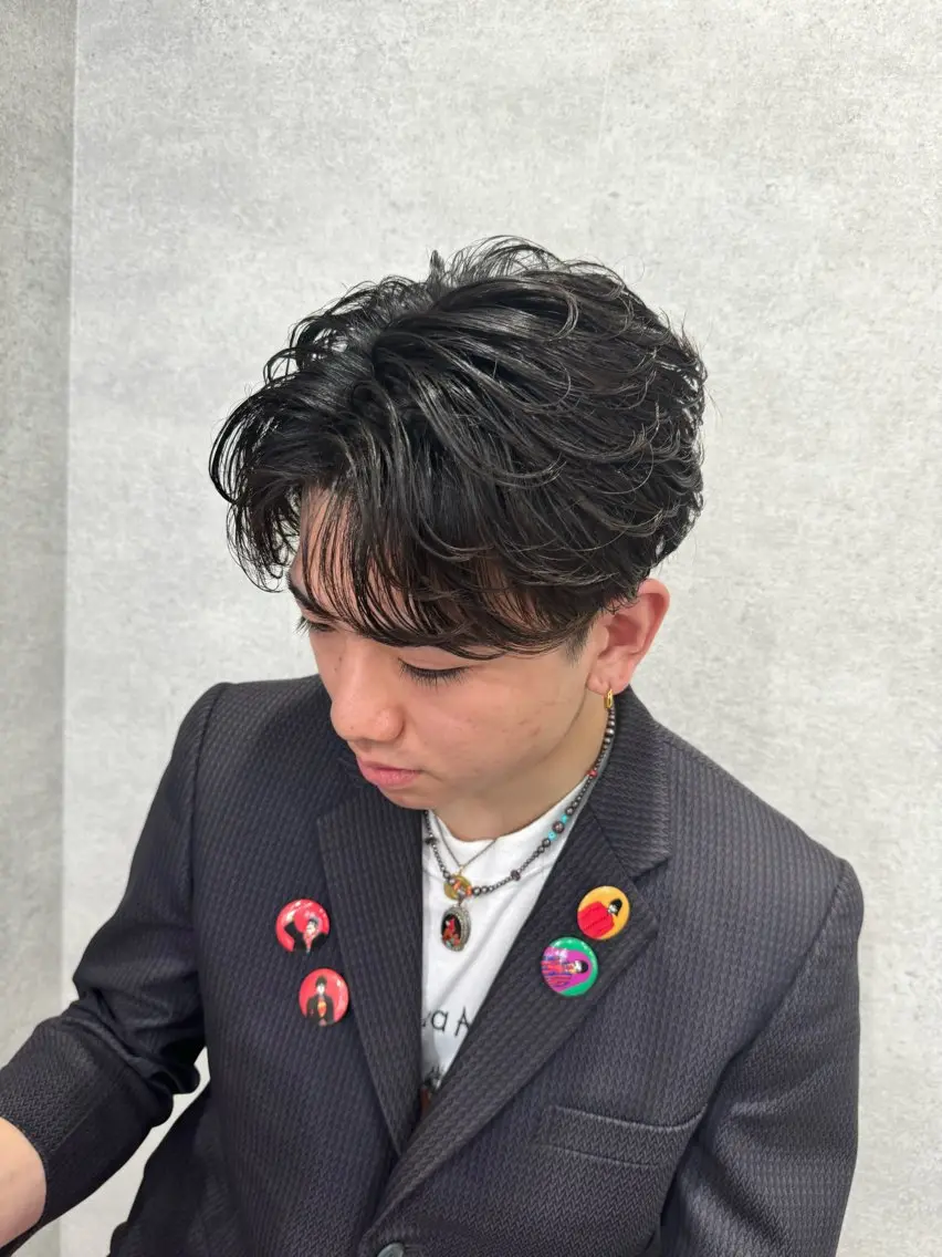 ショート カラー パーマ ヘアアレンジ メンズ センターパート メンズハイライト メンズメッシュ マッシュ メンズパーマ カット パーマ トリートメント ヘッドスパ ヘアセット 仕上がり満足度No. 1🔥BLUCK🔥のヘアスタイル