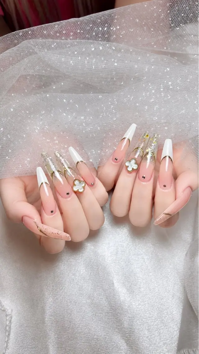 ネイル アートネイル ジェルネイル 韓国ネイル ニュアンスネイル ワンカラーネイル ハンドネイル Queen Nail Salonのネイルデザイン