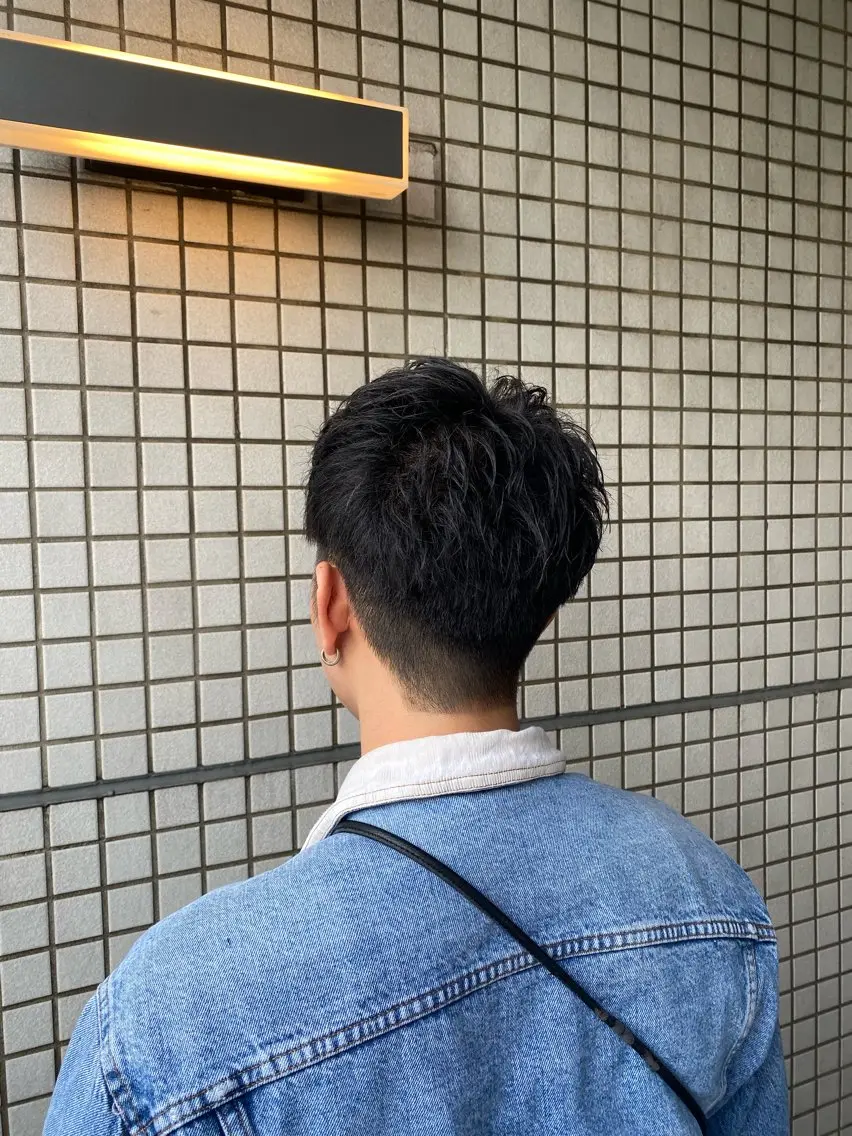 ショート メンズ アップバング ツーブロック カット トミモト アユムのヘアスタイル