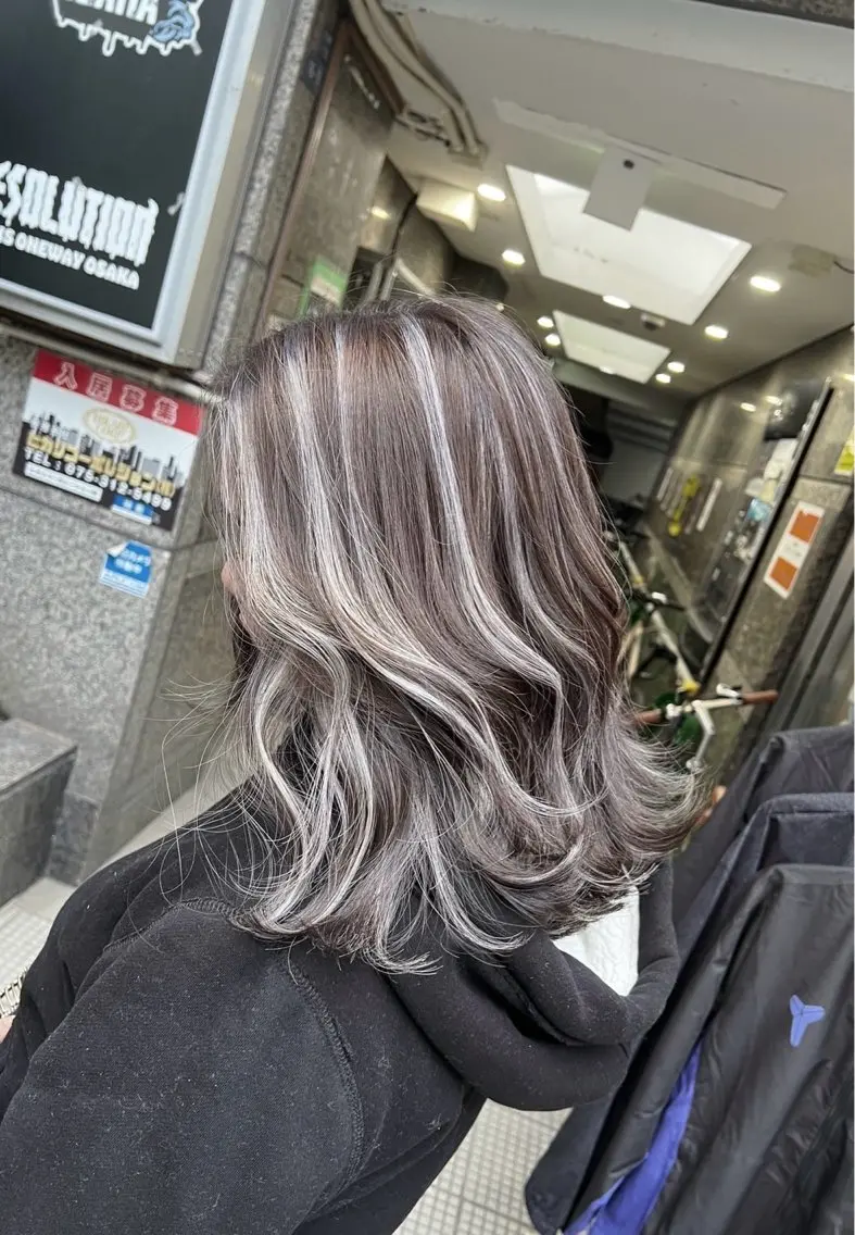 ミディアム カラー ダークグレー ダークグレージュ グレージュ ハイライトカラー ハイライト カット ヘアカラー トリートメント 指名数No.1 /NAOYAのヘアスタイル